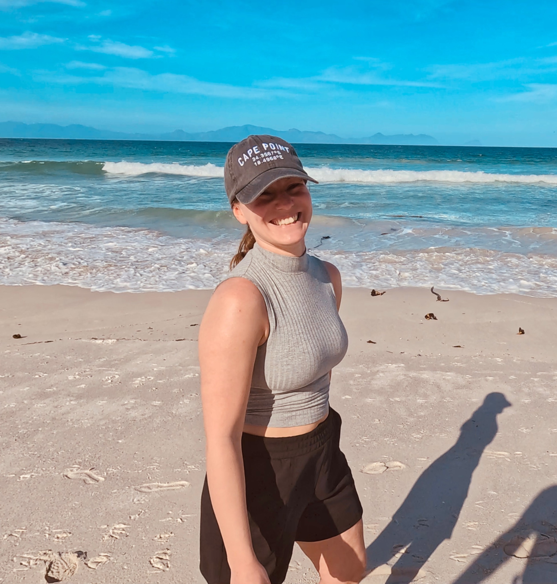 Fenja lächelt am Strand vor dem Meer